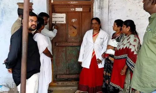 உரிய மருத்துவ படிப்பு படிக்காமல் பெண் நடத்திய கிளீனிக்கிற்கு சீல் உரிய மருத்துவ படிப்பு படிக்காமல் பெண் நடத்திய கிளீனிக்கிற்கு சீல்