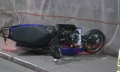 மரத்தில் மோட்டார்சைக்கிள் மோதி தொழிலதிபர் பலி