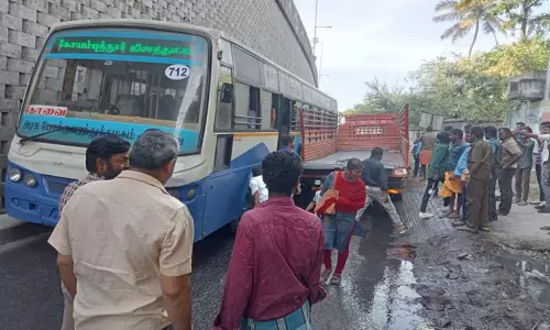 குறுகலான சாலையில் சிக்கிய பஸ், லாரி