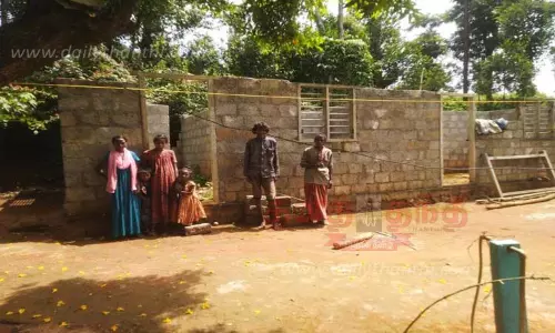 தொகுப்பு வீடுகள் கட்டும் பணி பாதியில் நிறுத்தம் தொகுப்பு வீடுகள் கட்டும் பணி பாதியில் நிறுத்தம்