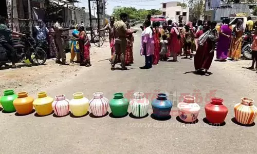 காலிக்குடங்களுடன் பெண்கள் சாலை மறியல்