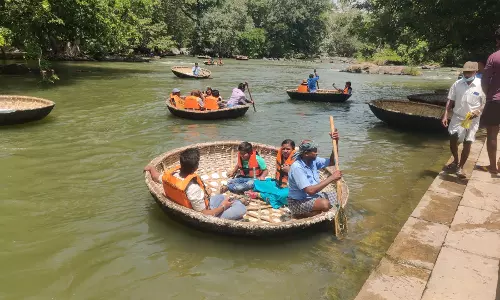 நீர்வரத்து 7 ஆயிரம் கனஅடியாக குறைந்ததுஒகேனக்கல்லில் பரிசல் இயக்க அனுமதிசுற்றுலா பயணிகள் மகிழ்ச்சி