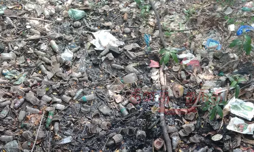 புத்தூர் பாசன வாய்க்காலில் கொட்டப்படும் கழிவுகள்