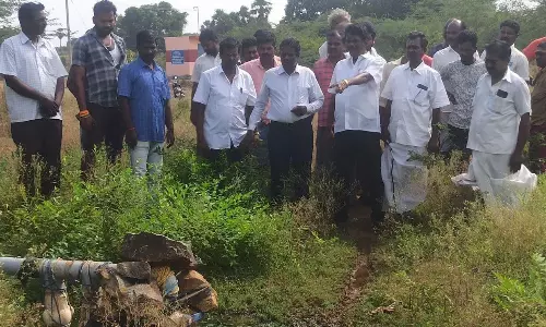 மயிலம் அருகே சுகாதாரமற்ற குடிநீர் வினியோகம்:ஊராட்சி மன்ற தலைவரை கிராமமக்கள் முற்றுகை