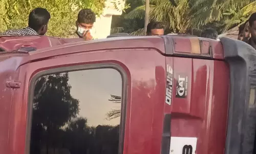 வேன்-மோட்டார் சைக்கிள் மோதல்; 2 பேர் பலி வேன்-மோட்டார் சைக்கிள் மோதல்; 2 பேர் பலி