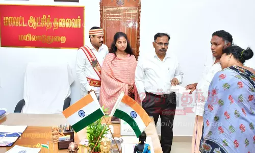 இறந்த மாணவரின் பெற்றோருக்கு ரூ.3 லட்சத்துக்கான காசோலை