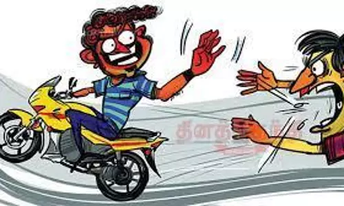 முன்னாள் ராணுவ வீரரின் மோட்டார் சைக்கிளில் ரூ.2¾ லட்சம் திருடியவர் சிக்கினார்