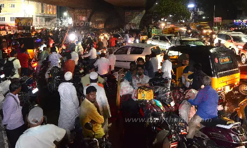 ஒரு மணி நேரம் பலத்த மழை-வாகன போக்குவரத்து பாதிப்பு