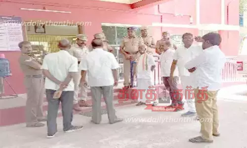 ஆம்பூர் தாலுகா போலீஸ் நிலையத்தை காங்கிரஸ் கட்சியினர் முற்றுகை
