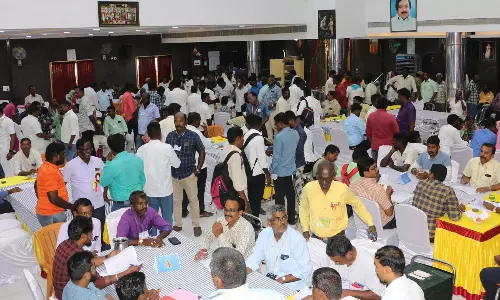 வாக்கு எண்ணிக்கை நடந்த மண்டபத்தில் குவிந்த தொழிலாளர்கள்