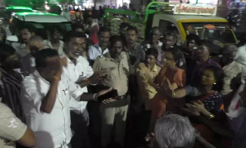 குடிநீர் வராததை கண்டித்து காலி குடங்களுடன் பொதுமக்கள் மறியல் குடிநீர் வராததை கண்டித்து காலி குடங்களுடன் பொதுமக்கள் மறியல்