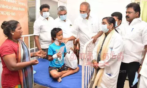 வேன் விபத்தில் காயமடைந்த மாணவர்களுக்கு சபாநாயகர் அப்பாவு ஆறுதல் வேன் விபத்தில் காயமடைந்த மாணவர்களுக்கு சபாநாயகர் அப்பாவு ஆறுதல்