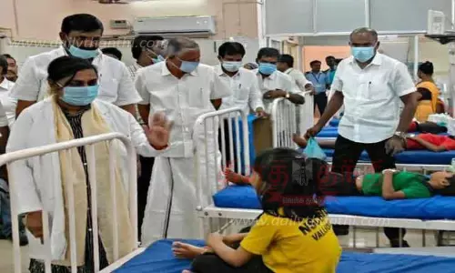 மாணவர்களுக்கு தி.மு.க. மாவட்ட செயலாளர் ஆவுடையப்பன் ஆறுதல் மாணவர்களுக்கு தி.மு.க. மாவட்ட செயலாளர் ஆவுடையப்பன் ஆறுதல்