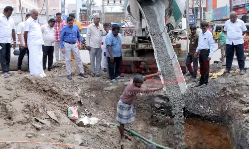 சேலத்தில்குடிநீர் குழாயில் பழுது சரிசெய்யும் பணிமாநகராட்சி மேயர் ஆய்வு