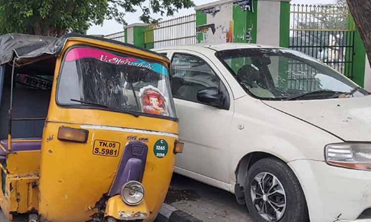 நீண்ட நாட்களாக கேட்பாரற்று சாலையில் நிறுத்தி இருக்கும் வாகனங்கள் 1-ந்தேதி முதல் பறிமுதல்