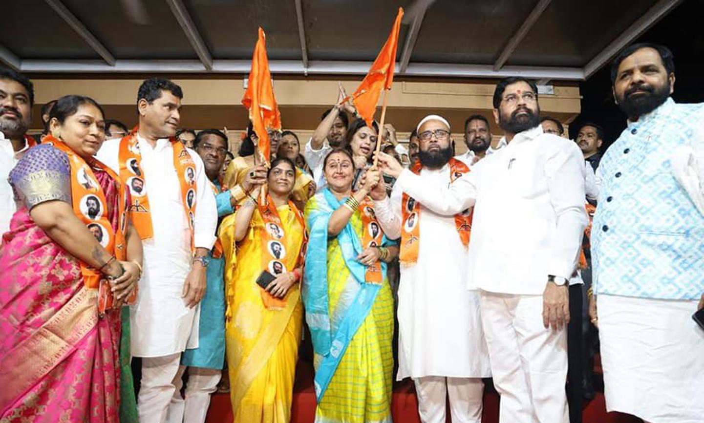 தாராவியை சேர்ந்த முன்னாள் கவுன்சிலர்கள் 4 பேர் ஏக்நாத் ஷிண்டே கட்சியில் இணைந்தனர்; வர்ஷா கெய்க்வாட்டுக்கு பின்னடைவு