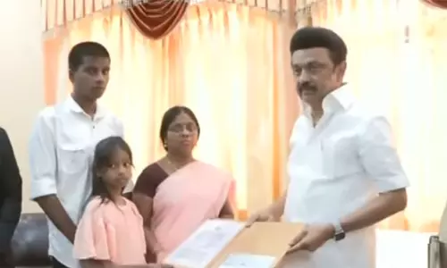 ரோந்து பணியின் போது உயிரிழந்த தலைமை காவலர் குடும்பத்திற்கு முதல்-அமைச்சர் மு.க.ஸ்டாலின் ரூ.25 லட்சம் நிதியுதவி வழங்கினார்..! ரோந்து பணியின் போது உயிரிழந்த தலைமை காவலர் குடும்பத்திற்கு முதல்-அமைச்சர் மு.க.ஸ்டாலின் ரூ.25 லட்சம் நிதியுதவி வழங்கினார்..!