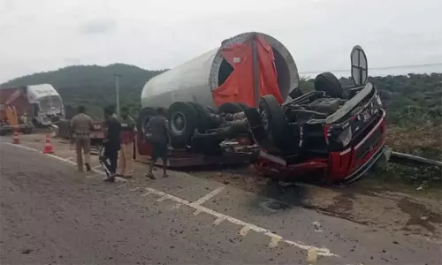 தொப்பூர் கணவாய் அருகே லாரி கவிழ்ந்து விபத்து - ஓட்டுனர் படுகாயம்