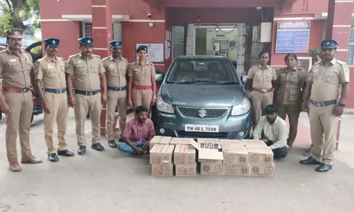 காரில் கடத்திய 1,920 வெளி மாநில மது பாக்கெட்டுகள் பறிமுதல்