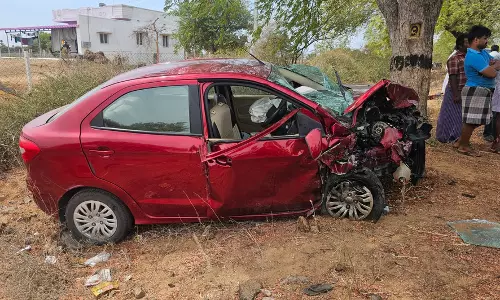 மின்சார வாரிய அதிகாரியின் மனைவி மகனுடன் பலி; 7 பேர் படுகாயம் மின்சார வாரிய அதிகாரியின் மனைவி மகனுடன் பலி; 7 பேர் படுகாயம்