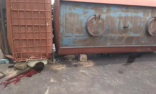 தண்ணீர் லாரி -பஸ்மோதல்;தொழிலாளி உடல் நசுங்கி பலி