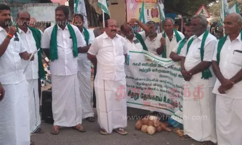 தேங்காய் உடைத்து விவசாயிகள் போராட்டம்