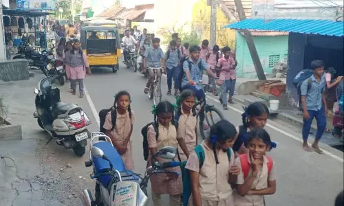 ஆக்கிரமிப்பால் ஒத்தையடி பாதையாக மாறிய பள்ளிக்கூட சாலை