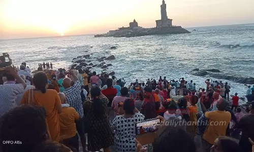 கன்னியாகுமரியில் குவிந்த சுற்றுலா பயணிகள்