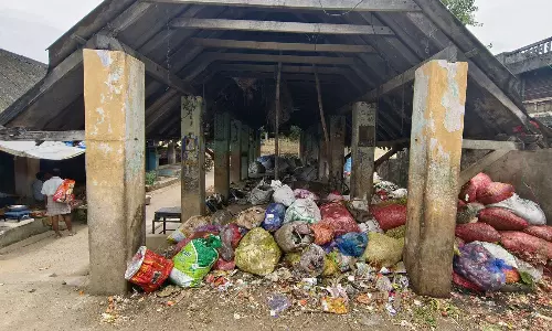 விழுப்புரத்தில்பழுதடைந்த கட்டிடத்தால் அல்லல்படும் காய்கறி வியாபாரிகள்: புதிய கட்டிடம் கட்டித்தர கோரிக்கை
