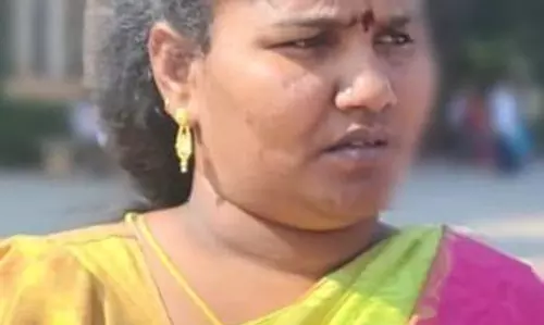 திண்டிவனம் அருகேஓங்கூர் ஆற்றுப்பாலத்தில் கார் மோதி பெண் சாவு:கணவர், 2 மகன்கள் படுகாயம்