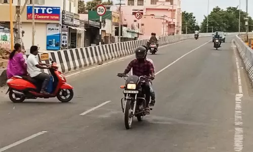 சாலையின் நடுவே தடுப்புகள் அமைக்கப்படுமா? சாலையின் நடுவே தடுப்புகள் அமைக்கப்படுமா?