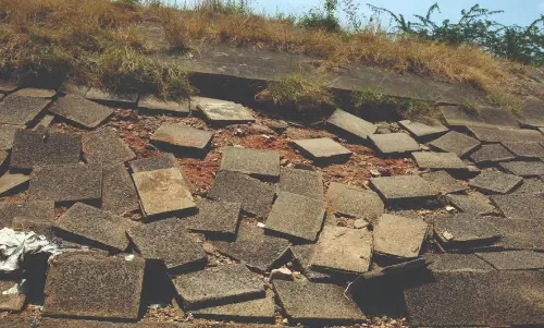 சேதமடைந்து கிடக்கும் பி.ஏ.பி. பிரதான கால்வாய் சேதமடைந்து கிடக்கும் பி.ஏ.பி. பிரதான கால்வாய்