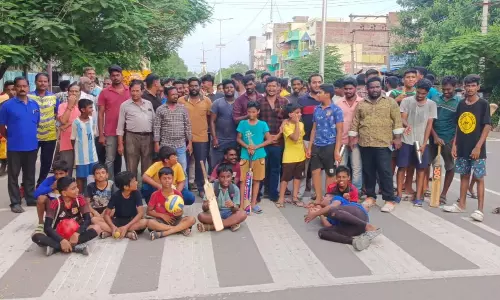 பள்ளி மாணவர்கள் சாலை மறியல்