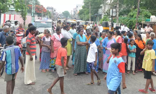 வாலிபரை கைது செய்யக்கோரி பொதுமக்கள் சாலைமறியல்