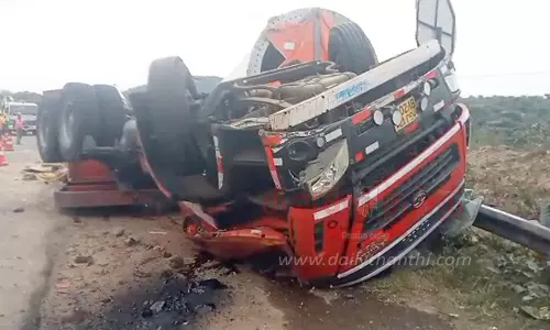 தொப்பூர் கணவாயில்லாரி-ஆட்டோ கவிழ்ந்து விபத்துடிரைவர்கள் உள்பட 3 பேர் காயம்