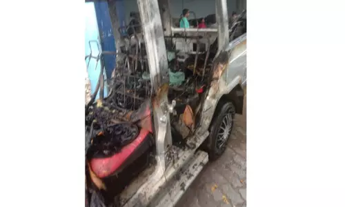 பழுதான கார்கள் தீப்பற்றி எரிந்ததால் பரபரப்பு