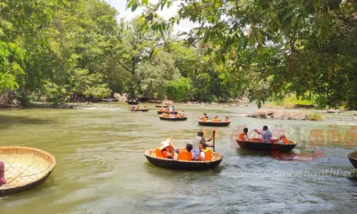 நீர்வரத்து வினாடிக்கு 5 ஆயிரம் கனஅடியாக குறைந்தது:ஒகேனக்கல்லில் சுற்றுலா பயணிகள் குவிந்தனர்உற்சாகமாக படகு சவாரி செய்து மகிழ்ந்தனர்