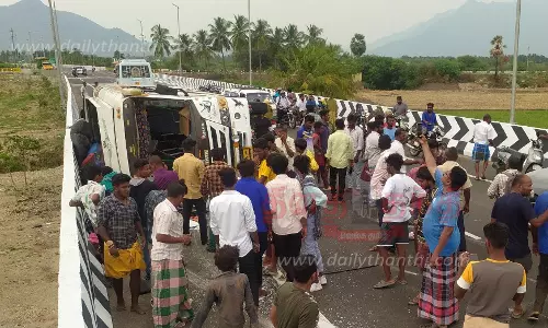 டயர் வெடித்து சுற்றுலா வேன் சாலையில் கவிழ்ந்தது