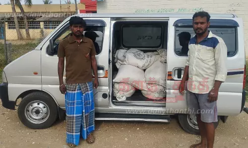 மினிவேனில் கடத்திய 1 டன் ரேஷன்அரிசி பறிமுதல்