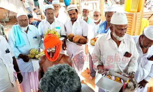 கோவிலுக்கு சீர் கொடுத்த முஸ்லிம்கள்
