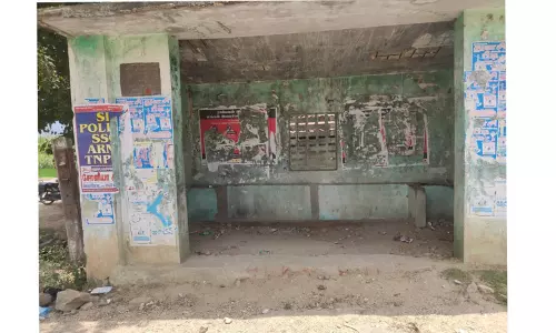 சேதமான பயணிகள் நிழற்கூடம்