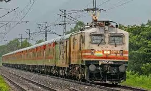 சிக்னல் பழுது காரணமாக ரெயில்கள் பாதி வழியில் நிறுத்தம்