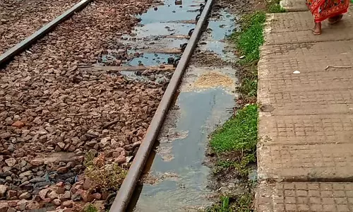 ரெயில்வே நடைமேடை ஓரம் தேங்கும் கழிவுநீரால் துர்நாற்றம்