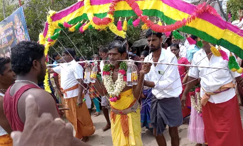 முத்துமாரியம்மன் கோவிலுக்கு பக்தர்கள் காவடி, பால்குடம் எடுத்து நேர்த்திக்கடன்