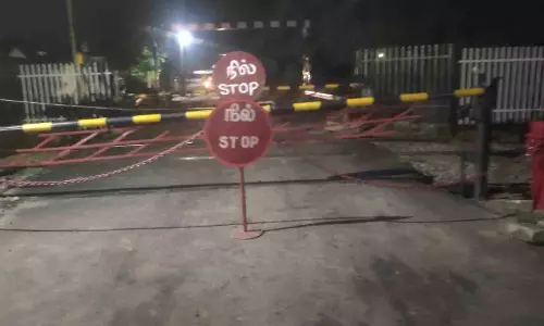 ரெயில்வே கேட் திடீர் பழுது