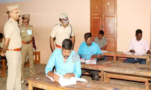 555 போலீசார் சப்-இன்ஸ்பெக்டர் தேர்வு எழுதினர் 555 போலீசார் சப்-இன்ஸ்பெக்டர் தேர்வு எழுதினர்