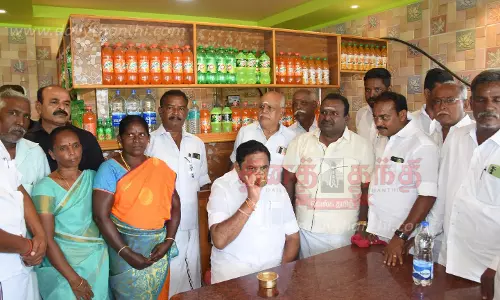 தொகுதியில் சுற்றுப்பயணம்:டீக்கடையில் அமர்ந்து பொதுமக்களிடம்குறைகள் கேட்ட எடப்பாடி பழனிசாமி