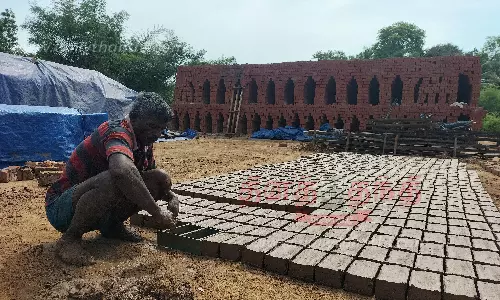 கும்பகோணத்தில், செங்கல் தயாரிப்பு பணி மும்முரம்