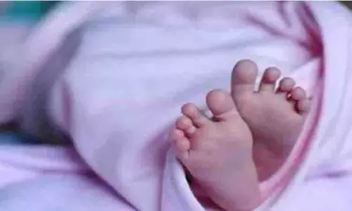 பிறந்த குழந்தையை கட்டைப்பையில் வைத்துச்சென்றதால் பரபரப்பு