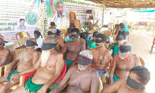கருப்புத்துணியால் கண்களை கட்டிக்கொண்டு விவசாயிகள் போராட்டம்